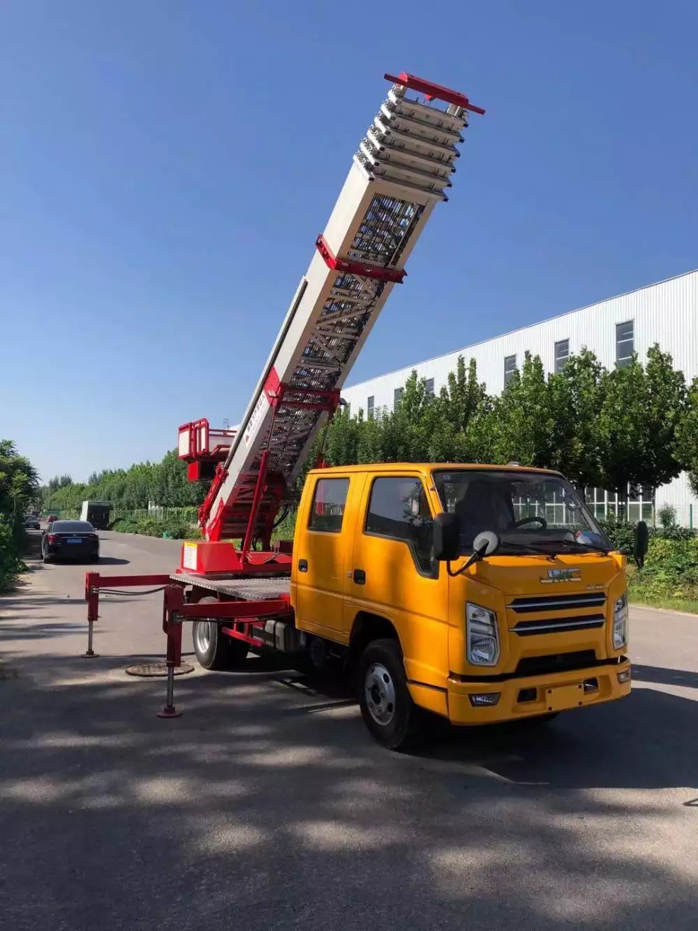 郑州附近的云梯车出租服务：轻松解决高空作业需求