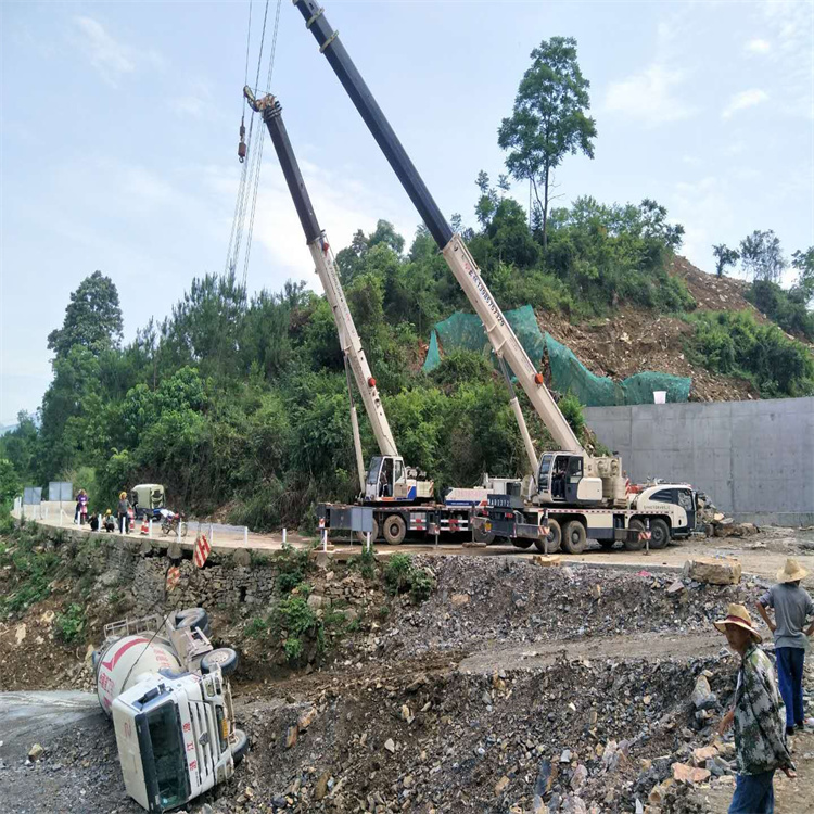 郑州汽车掉沟里叫吊车救援要多少钱
